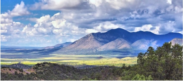 Open mountain landscape beneath a cloud-filled sky.